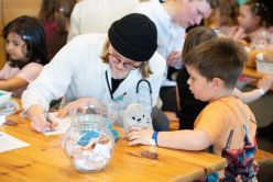 Wenn das Plüschtier krank ist, helfen Arzt und Ärztin im Teddy-Krankenhaus im Universitätsklinikum Dresden.  UKD/Michael Kretzschmar