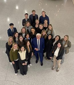 Brainstormen mit dem Bundespräsidenten: Frank-Walter Steinmeier und Studierende der Onlinekommunikation der h_da.  Hochschule Darmstadt