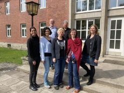 vordere Reihe: J. Jyoti, E. Cakir, K. Drees, V. Meyer, I. Gronau. Hintere Reihe: A. Lerchl, M. Hütt (Quelle: Constructor University)