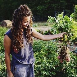 Schlauer Helfer für Gärten: Die App Alphabeet des Start-ups farmee hilft beim Anlegen eines Gemüsebeets und ebnet den Weg für mehr Nachhaltigkeit. Die Deutsche Bundesstiftung Umwelt hat die farmee-Anfänge zwei Jahre lang gefördert.  Marlene Hirschfeld