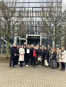 Die Kommunikationsstudierenden der IST-Hochschule für Management bei der Übergabe der Projektergebnisse an die Verantwortlichen der Johannes-Rau-Forschungsgemeinschaft.  JRF