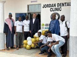 Die Jordan Dental Clinic wurde nach Prof. A. Rainer Jordan (Mitte) benannt. Bei der Eröffnung waren auch viele der ausgebildeten Community Oral Health Workers anwesend.  Prof. A. Rainer Jordan  (Foto: Prof. A. Rainer Jordan)