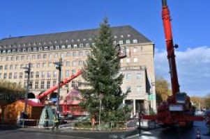 Der Weihnachtsbaum auf dem Bochumer Rathausvorplatz steht