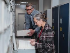 Archivleiterin Sigrid Dauks und ihr Stellvertreter Thomas Lietz beim Sichten von Quellen.  Matej Meza  Universität Bremen 