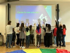 Gemeinsam feierten die Tandems, bestehend aus Studierenden der Frankfurt UAS und teilnehmenden Schüler*innen, den erfolgreichen Abschluss von „Balu und Du“.  Tabea Müller