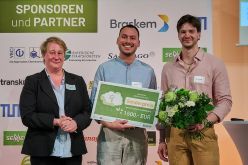 Überreichung des Sonderpreises durch Prof. Dr. Anja Faße, Prorektorin des TUM Campus Straubing (li.), an das Team Looppack (v. li.): Patrick Grimmeisen und Tomás Federico Kochendörfer  German Popp