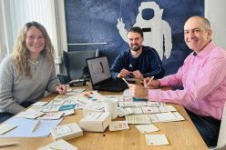 Sie wollen das Planspiel weiterentwickeln (von links): Katharina Pfeuffer, Niklas Dekkers und Prof. Dr. Harald Bolsinger  THWS/Katharina Pfeuffer
