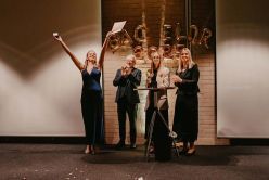 Die Jahrgangsbesten wurden mit Medaillen ausgezeichnet. Alissa Dullweber freut sich über Silber – gemeinsam mit Prof. Dr. Wolfram Haupt, Clarissa Schmitt und Larissa Hemmerich.  pr  Hochschule Coburg