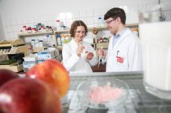 Dr. Helena Kieserling und Daniel Güterbock forschen daran, die allergische Reaktion auf Milcheiweiß zu reduzieren. Sie wollen allergenreduzierte Milchprodukte auf Kuhmilchbasis herstellen. Sie nutzen phenolische Verbindungen aus dem Apfeltrester.  Christian Kielmann