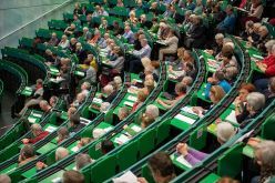 Gäste der Frühjahrsakademie 2023 im Hörsaal  Quelle: Elvira Eberhardt  Copyright: Uni Ulm