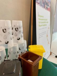 Eine Präsentation der im Rahmen des Projektes "reGIOcycle" entwickelten Produkte, darunter auch der Augsburger Becher.  Uni Augsburg