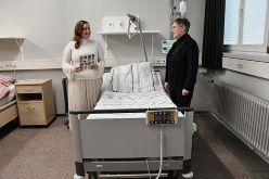 Die Studiengangleiterinnen Prof. Dr. Dorothea Thieme (links) und Prof. Dr. Annette Meussling-Sentpali im Skills Lab der OTH Regensburg, in dem die Fachkräfte ein praxisnahes Studium absolvieren.  Simone Grebler  OTH Regensburg
