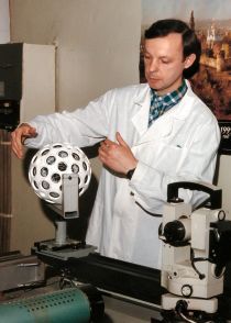 Der Satellit GFZ-1 bei Testmessungen in Moskau.  GFZ
