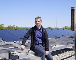 Forschungslabor auf dem Dach: Prof. Dr. Bernd Hüttl leitet das Labor für Photovoltaik und Solare Energiewandlung der Hochschule Coburg. Foto: Simon Geistlinger / Hochschule Coburg  Simon Geistlinger  Hochschule Coburg