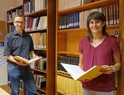 Sie arbeiten daran, das Studium altertumswissenschaftlicher Fächer mit neuen Methoden und Werkzeugen fit zu machen für die Herausforderungen der Moderne: Holger Essler und Birgit Breuer.  Gunnar Bartsch  Universität Würzburg