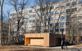 Das neue E-Bike-Terminal der Hochschule Karlsruhe (HKA) wurde in einem interdisziplinären Projekt gemeinsam mit Studierenden und Berufsschülern gebau  Foto: Robert Pawlowski