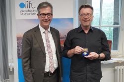 DST-Hauptgeschäftsführer Christian Schuchardt überreicht Institutsleiter Carsten Kühl die Freiherr-vom-Stein-Medaille  Copyright: Foto: Sybille Wenke-Thiem