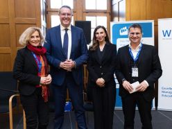 .l.n.r.: Dr. Anna Köbberling (MdL), Ministerpräsident Alexander Schweitzer, Moderatorin Tina Dauster und Prof. Dr. Markus Rudolf. Quelle: Kai Myller Copyright: WHU