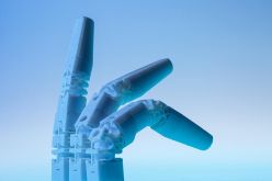 Die neue Fingerprothese mit zwei Gelenken, fixiert in drei unterschiedlichen Stellungen Quelle: Ursula Raapke Copyright: Fraunhofer LBF
