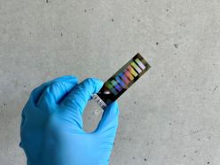 Ein Mitarbeiter des Universitätsklinikums Freiburg hält einen Methylom-Chip, der für die Analyse epigenetischer Veränderungen im Tumorgewebe verwendet wird.  Quelle: Universitätsklinikum Freiburg