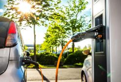 Elektroautos sind besser als ihr Ruf. Das haben Forschende in einer aktuellen Studie herausgefunden.  Quelle: Petair  Copyright: Adobe Stock #291586012