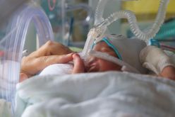 Frühgeborenes Baby wird am Uniklinikum Dresden versorgt.  Quelle: UKD/Marc Eisele