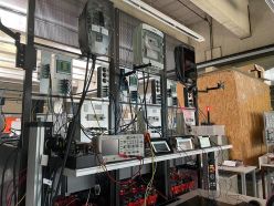 Im Projekt GridMaximizer haben Forschende der TH Köln eine Anwendung zur koordinierten Steuerung von Ladevorgängen entwickelt. Um die Lösung zu erproben, entwarf das Projektteam im Labor ein Verteilnetz mit sechs simulierten Haushalten.  Copyright: Henrike Klehr/TH Köln