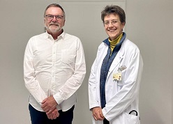 Patient Andreas Herrmann und Katja de With, Leiterin der Klinischen Infektiologie am Universitätsklinikum Dresden.  UKD