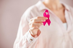 Die pinkfarbene Schleife 'Pink Ribbon' steht als Symbol für das Engagement zum Thema Brustkrebs.  istock