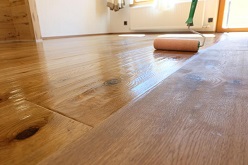 Ohne Beschichtung kann UV-Licht mit Holzoberflächen interagieren und zu Verfärbungen und Schäden führen.  Naturhaus Naturfarben GmbH
