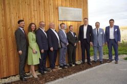 Das Bioengineering Transformation Lab ist eröffnet: Prof. Peter Schmieder (3.v.l.), Prof. Dr. Jeff Wilkesmann (5.v.l), Dr. Richard Janissen (6.v.l.), Wissenschaftsminister Markus Blume (3.v.r.), MdL Josef Zellmeier und OB Ewald Seifert. THD