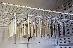 Die Fraunhofer-Experten entwickeln maßgeschneiderte Additivpakete, um die Langzeiteigenschaften von Rezyklaten zu verbessern, damit diese bedenkenlos auch für anspruchsvolle Produkte verwendet werden können.  Ursula Raapke  Fraunhofer LBF
