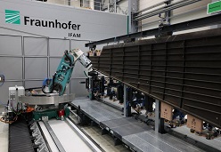 Die neuentwickelte flexible Fräskinematik mit Hybridantrieb auf einer Linearachse bearbeitet hochpräzise ein CFK-Flugzeugseitenleitwerk im 1:1-Maßstab  © Fraunhofer IFAM