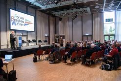 Direktor und Professor a.D. Wilhelm Struckmeier eröffnete die Dialogveranstaltung in der Congresshalle in Saarbrücken.  Quelle: Klaus Kuntz, kompass 21 / Henning Jasnowski-Peters, TH Georg Agricola