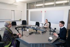Eine Szene aus dem Podcatsstudio (v. l. n. r.): Sabine Gless, Moderatorin Rebecca Moltmann und Timo Rademacher im Gespräch.  Universität Bielefeld