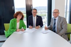 Freuen sich über die künftige Zusammenarbeit (v. l.): Kathrin Brückner, Vizepräsidentin von Hessen Mobil, Prof. Dr. Kai-Oliver Schocke, Präsident der Frankfurt UAS, und Prof. Dr. Josef Becker, Studiengangsleitung „Infrastruktur und Umwelt“.  Hessen Mobil