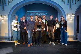 KHM-Student Lucas Dülligen mit seinem Kameramann und Kommilitonen Mattis Schulte bei der Preisverleihung mit Juror Hans Steinbichler und Festivalleiter Thorsten Schaumann (1. v. links) Credit: Hofer Filmtage 2024  Andreas Rau  Internationale Hofer Filmtage