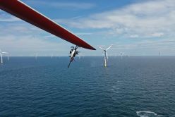 Kontrolle des Blitzschutzsystems einer Windkraftanlage im Offshore-Windpark mit einer Drohne in ca. 100 m Höhe. Riskante Arbeiten für Menschen, wie diese Inspektion, können in Zukunft vermehrt mit unbemannten Systemen realisiert werden.  © Voliro AG / Fraunhofer IFAM