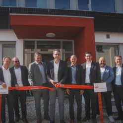 Offizielle Eröffnung des neuen KI-Forschungsgebäudes: Ulrich Delles, Dr. Matthias J. Kaiser, MdL Martin Mittag, Wissenschaftsminister Markus Blume, Prof. Dr. Stefan Gast, Dominik Sauerteig, MdB Jonas Geissler, Regierungspräsident Florian Luderschmid. Axel König StMWK