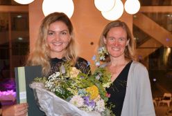 Preisträgerin Dr. Sabine Schlüssel (links) mit Laudatorin Dr. Svenja Tietgen  Foto: Torben Brinkema