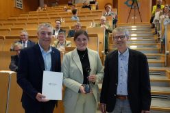 Würdigung der Preisträgerin durch Prof. Dr. Rainer Jung (links) und Dieter Erbslöh  Vera Wolff