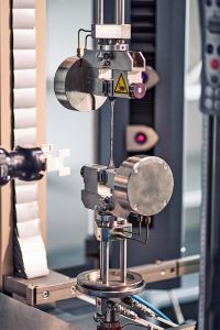 Die Zugfestig­keit der Gummimischungen wird an hantelförmigen Prüfkörpern getestet.  Evonik Industries AG