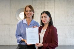 Prof. Dr. Susanne Rägle (l.), Vizepräsidentin für Forschung, Transfer und Internationalisierung der Frankfurt UAS, überreichte der Studentin Ana Lomaia (r.) den DAAD-Preis 2024.  Frankfurt UAS