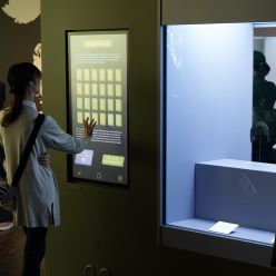 An der interaktiven Touchscreen-Station können Gäste des Varusschlacht-Museums in Bramsche dem Ursprung der Runen auf die Spur kommen. Entwickelt wurde die Anwendung von den Studierenden des Media & Interaction Designs Nicole Tkacev und Michael Eden.  Quelle: Henrik Arndt  Copyright: Hochschule Osnabrück