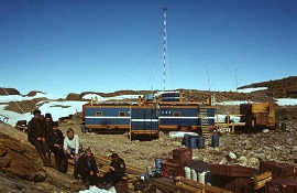 Das erste Überwinterungsteam der Georg-Forster-Station im Eröffnungsjahr 1976, Blick von Nordwest nach Südost.  Quelle: Hartwig Gernandt  Copyright: Alfred-Wegener-Institut