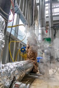 Die Testanlage im Neu-Ulmer Klärwerk Steinhäule entfernt Ammoniak aus Klärschlamm. Dafür wird Wasserdampf in den Sumpf einer Stripping-Kolonne geleitet  Quelle: Christine Liebhardt  Copyright: Christine Liebhardt / Uni Ulm