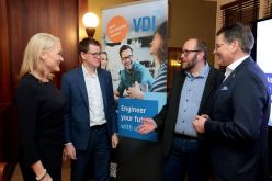 VDI-Direktor Adrian Willig (rechts) im Austausch in Berlin  Quelle: Jens Schicke/VDI