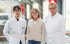 Freude anlässlich der 3.000. Herztransplantation in Bad Oeynhausen: (v.l.) Oberarzt Dr. Noboyuki Furukawa, Patientin Anja Schäffer und Prof. Dr. Jan Gummert, Ärztlicher Direktor des HDZ NRW und Klinikdirektor der Thorax- und Kardiovaskularchirurgie Quelle: (Foto: Finn Lehrke). Copyright: HDZ NRW