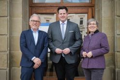Freuen sich über die gemeinsame Berufung von Prof. Dr. Andreas Stahl (Mitte): Prof. Dr. Frank Ordon, Präsident des Julius Kühn-Instituts (l.), und JLU-Präsidentin Prof. Dr. Katharina Lorenz.  Quelle: JLU / Katrina Friese