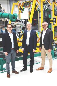 Neue Doppelspitze für Automatisierung und Produktionstechnik: Christian Böhlmann (links) und Dr.-Ing. Simon Kothe (rechts) übernehmen die Leitung des Fraunhofer IFAM in Stade von Dr. Dirk Niermann (Mitte).  Copyright: Fraunhofer IFAM